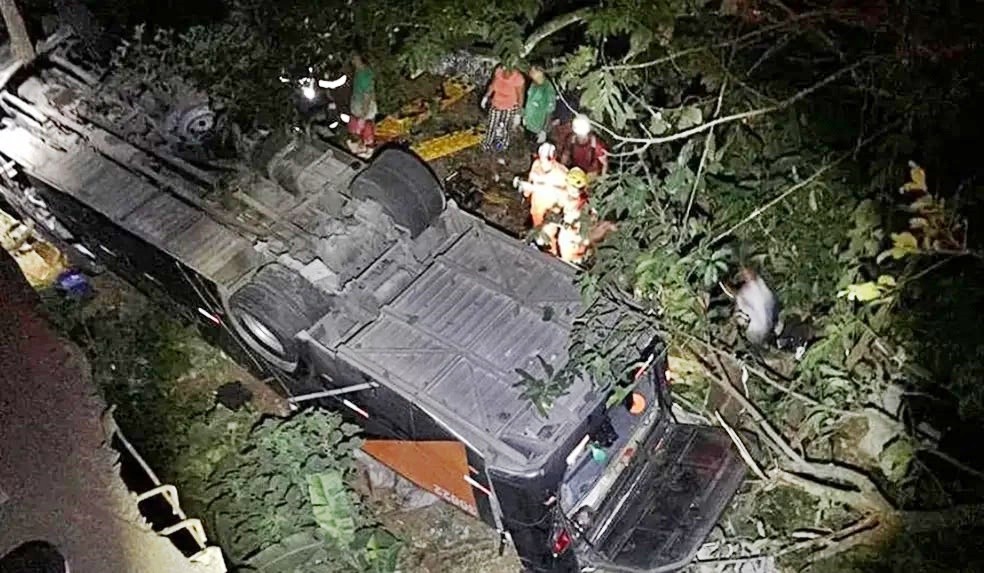 Nibus Que Levava Time De Futebol Cai De Ponte E Deixa Mortos E Feridos