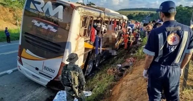 Polícia indicia motorista que dirigia ônibus em acidente que deixou 9