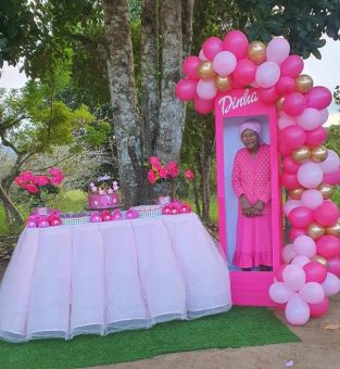 Idosa celebra aniversário com roupa e decoração da Barbie em